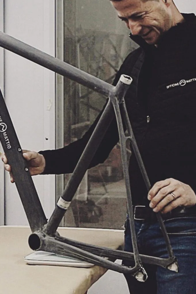 Giovanni Monge Roffarello pesa un telaio in carbonio