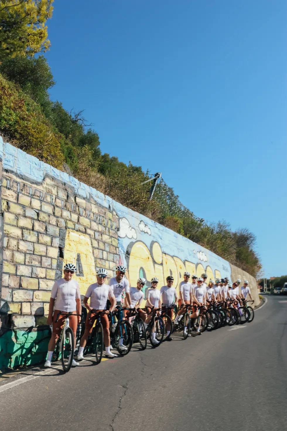 Il gruppo lungo un muro dipinto