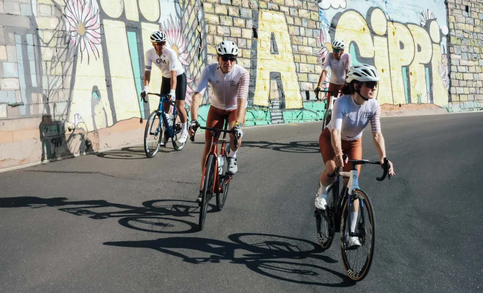 Owner in maglia Triple Crown davanti a un murale