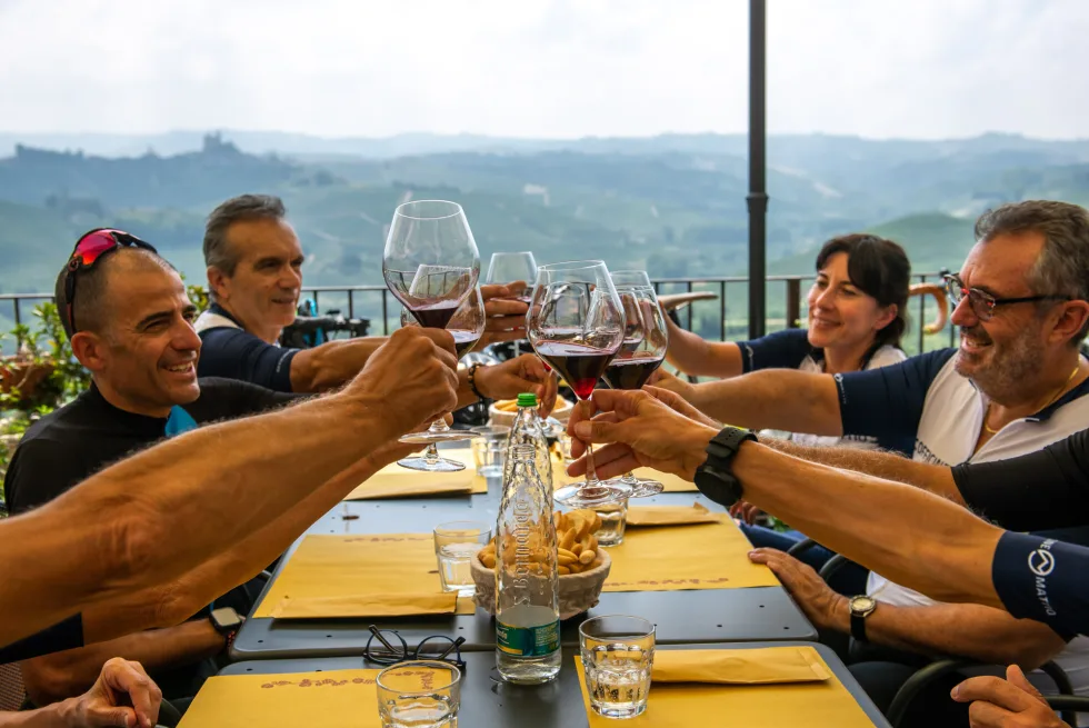 Un brindisi davanti alle colline delle Langhe